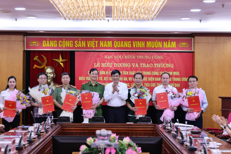 trao thưởng.jpg -0