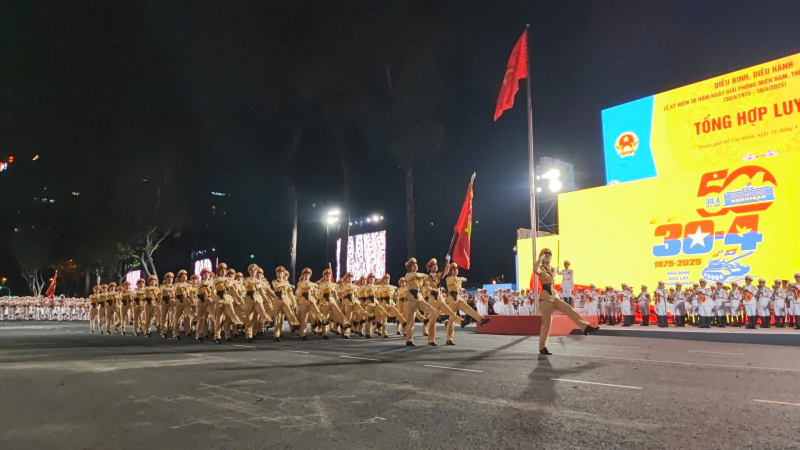 Hình ảnh hợp luyện diễu binh, diễu hành tại đường Lê Duẩn -3