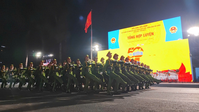 Hình ảnh hợp luyện diễu binh, diễu hành tại đường Lê Duẩn -4