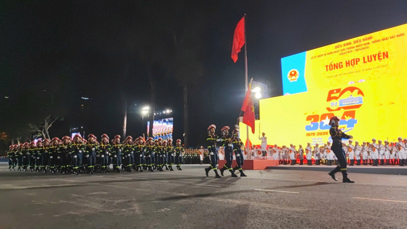 Hình ảnh hợp luyện diễu binh, diễu hành tại đường Lê Duẩn -5