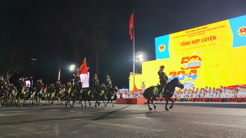 Hình ảnh hợp luyện diễu binh, diễu hành tại đường Lê Duẩn -7