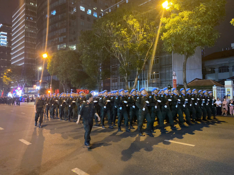 Hình ảnh hợp luyện diễu binh, diễu hành tại đường Lê Duẩn -8