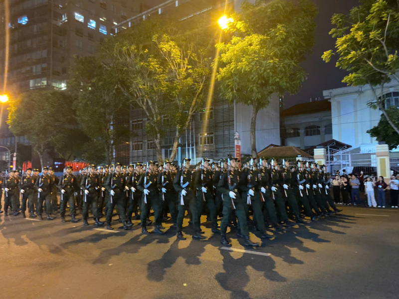 Hình ảnh hợp luyện diễu binh, diễu hành tại đường Lê Duẩn -9