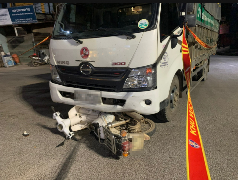 Điều khiển xe gắn máy vượt đèn đỏ đâm vào ô tô tải tử vong -0