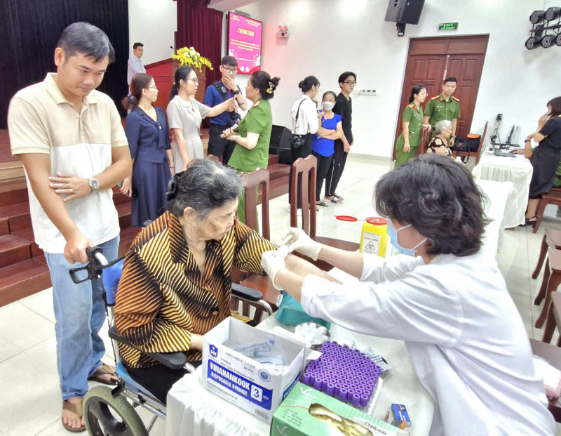 Công an TP Hồ Chí Minh thu thập mẫu ADN thân nhân liệt sĩ chưa xác định danh tính -0