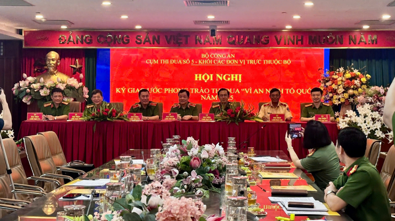 Cụm thi đua số 5 - Khối các đơn vị trực thuộc Bộ Công an ký giao ước thi đua 