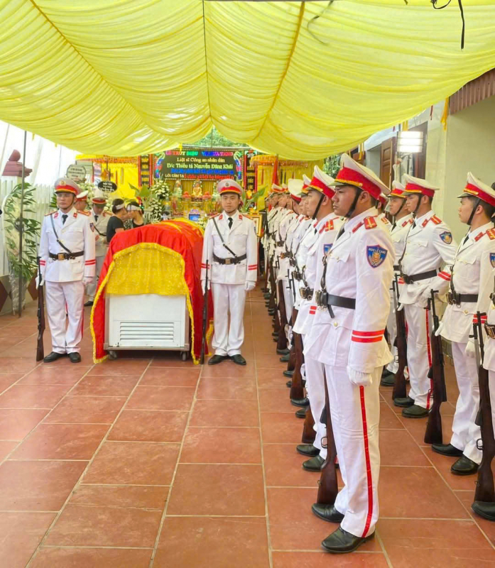 Đồng đội, người thân nghẹn ngào tiễn đưa Thiếu tá Nguyễn Đăng Khải -0