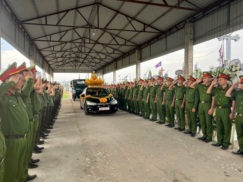 Đồng đội, người thân nghẹn ngào tiễn đưa Thiếu tá Nguyễn Đăng Khải -0