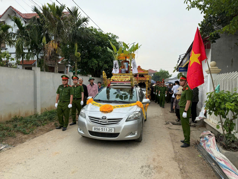 Đồng đội, người thân nghẹn ngào tiễn đưa Thiếu tá Nguyễn Đăng Khải -0