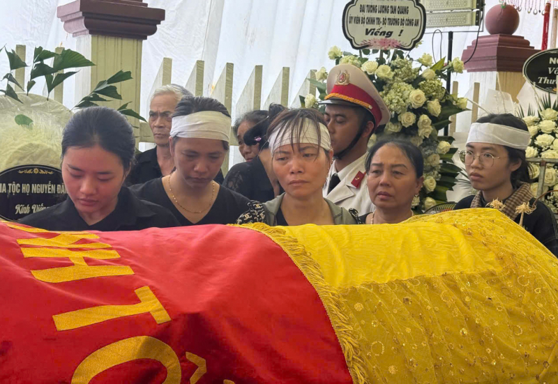 Đồng đội, người thân nghẹn ngào tiễn đưa Thiếu tá Nguyễn Đăng Khải -0