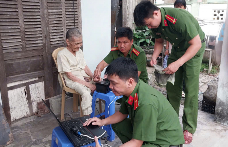 Người dân Cù Lao Chàm viết thư cảm ơn Công an ra đảo làm căn cước -0