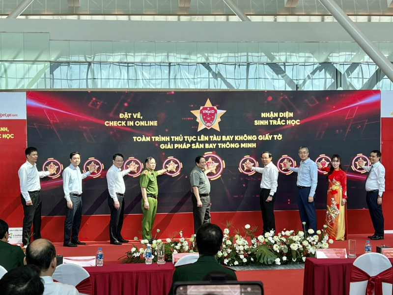 Làm thủ tục chuyến bay qua VNeID tại sân bay Tân Sơn Nhất -0