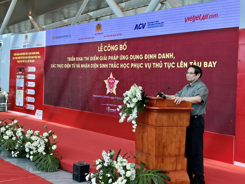 Làm thủ tục chuyến bay qua VNeID tại sân bay Tân Sơn Nhất -0