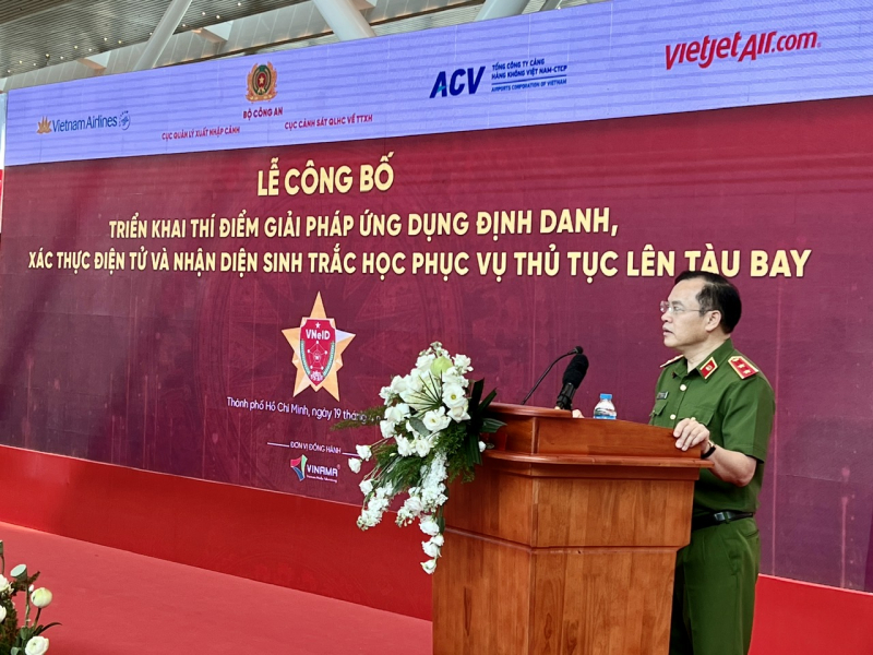 Làm thủ tục chuyến bay qua VNeID tại sân bay Tân Sơn Nhất -0