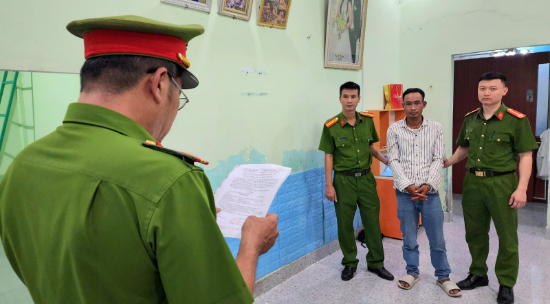 Bắt nóng đối tượng cướp điện thoại lúc rạng sáng -0