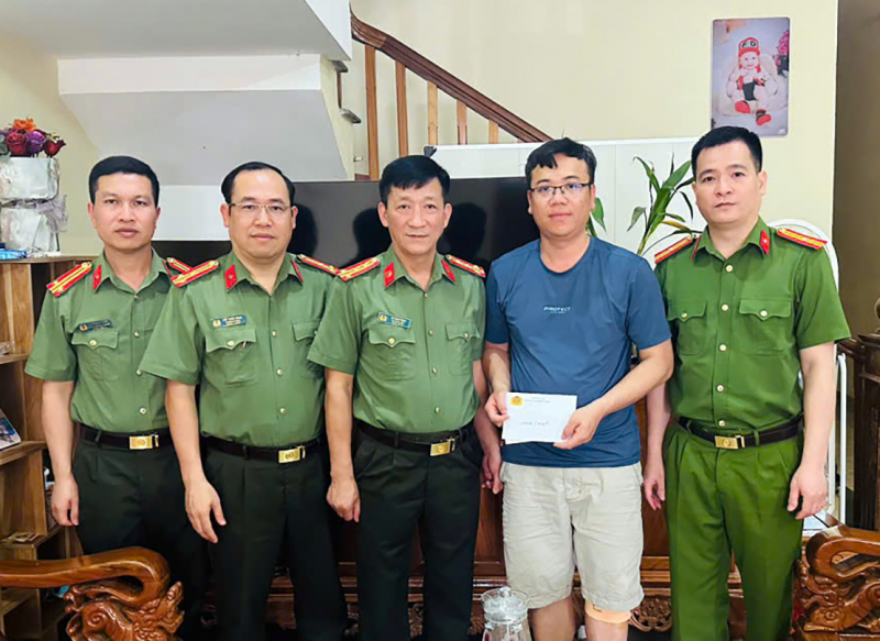 Thăm hỏi, động viên CBCS bị thương khi làm nhiệm vụ -0