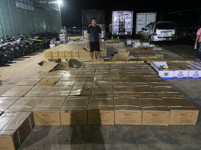 CSGT phát hiện xe tải chở hàng ngàn chai thuốc bảo vệ thực vật không rõ nguồn gốc -0