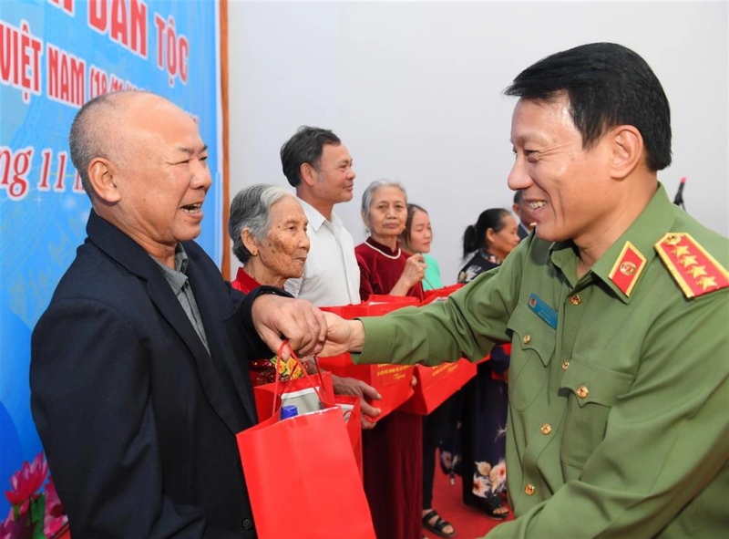 Bài 1: Bộ Công an gương mẫu đi đầu -0