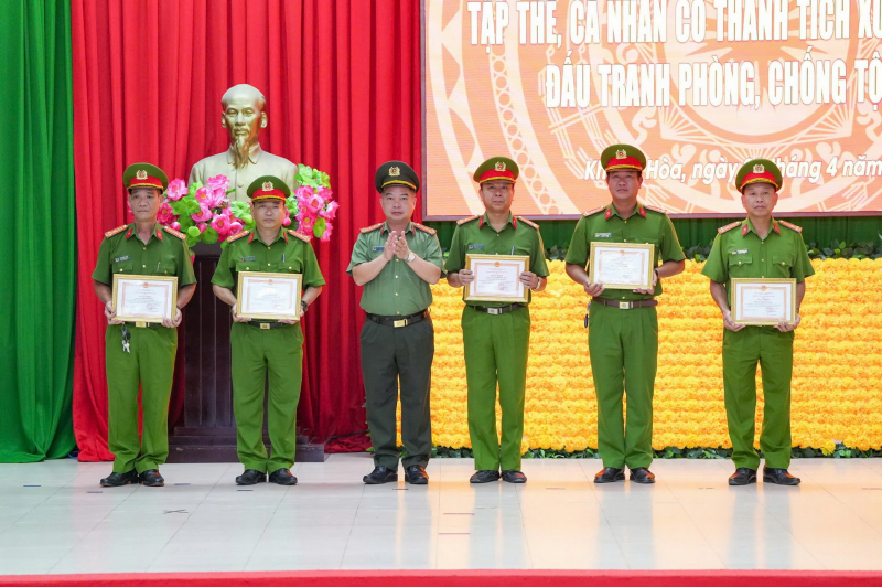 Khen thưởng các tập thể, cá nhân truy nóng, bắt nhanh hung thủ giết người cướp của ở Khánh Hòa -0