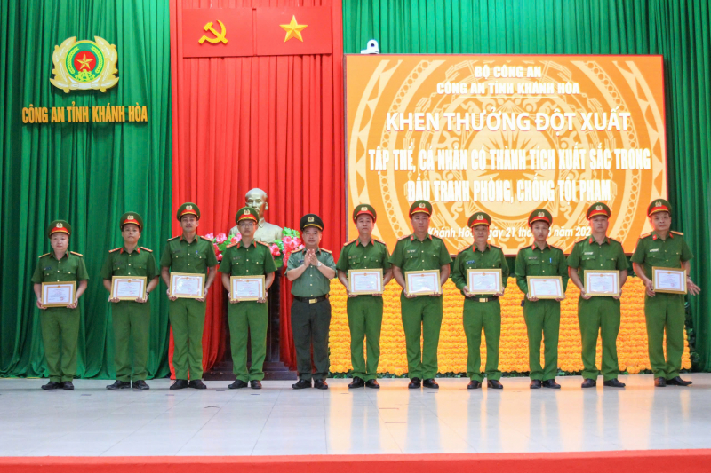 Khen thưởng các tập thể, cá nhân truy nóng, bắt nhanh hung thủ giết người cướp của ở Khánh Hòa -0