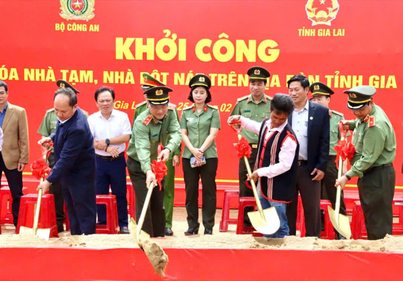 Bài 1: Bộ Công an gương mẫu đi đầu -0