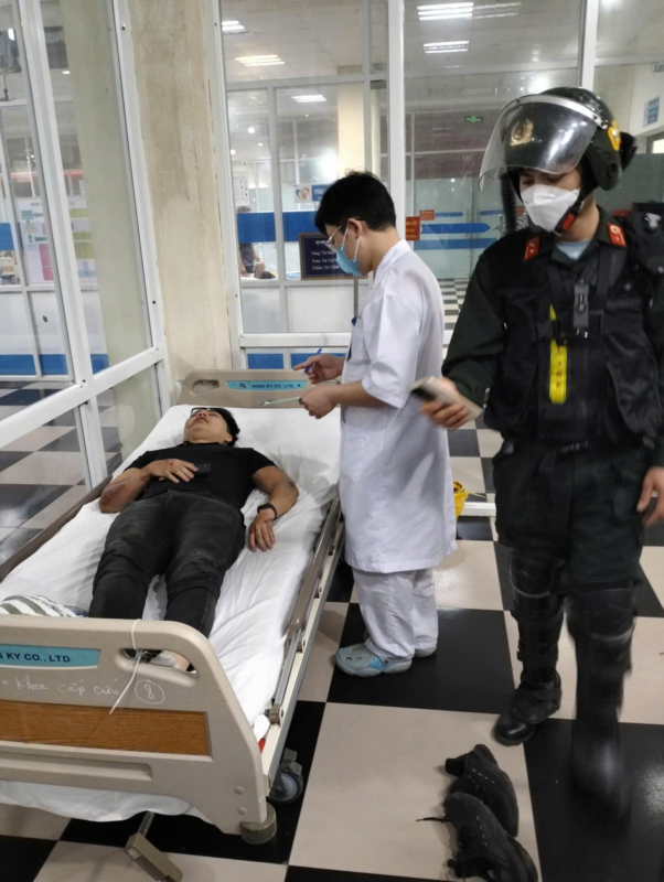 Tuần tra đêm, Cảnh sát cơ động hỗ trợ thanh niên bị nạn đi cấp cứu -0