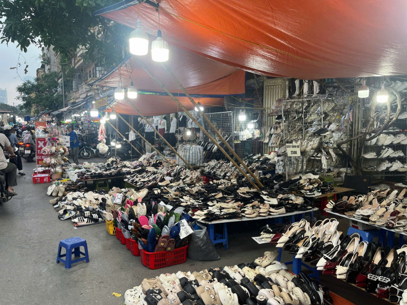 Đồng loạt kiểm tra 14 điểm kinh doanh hàng hóa giả mạo nhãn hiệu thế giới tại Chợ Nhà Xanh, Hà Nội -0