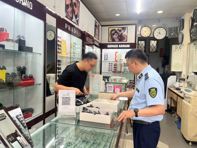 Đồng loạt kiểm tra 14 điểm kinh doanh hàng hóa giả mạo nhãn hiệu thế giới tại Chợ Nhà Xanh, Hà Nội -0