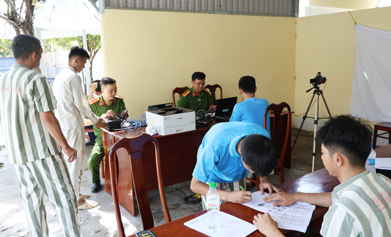 Thu nhận hồ sơ cấp Căn cước cho 67 phạm nhân Trại giam Định Thành -1