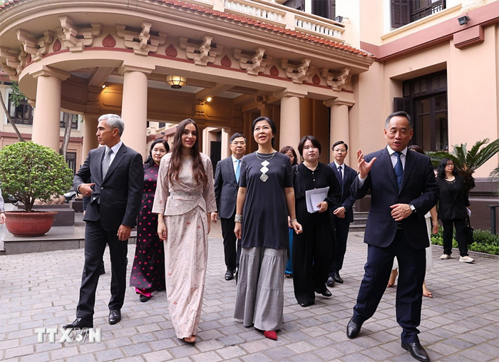 Phu nhân Ngô Phương Ly và Phó Chủ tịch Quỹ Heydar Aliyev tham quan Bảo tàng Mỹ thuật Việt Nam -0