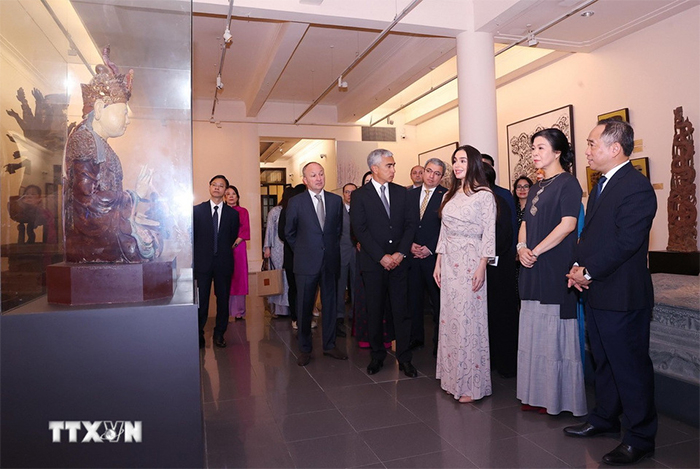 Phu nhân Ngô Phương Ly và Phó Chủ tịch Quỹ Heydar Aliyev tham quan Bảo tàng Mỹ thuật Việt Nam -1