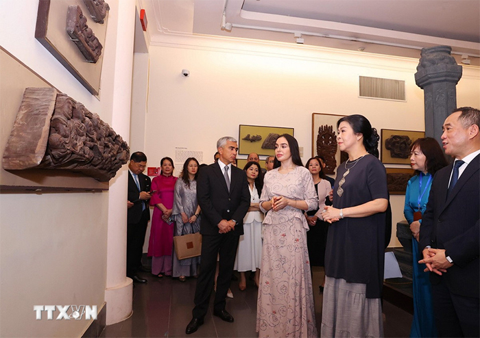 Phu nhân Ngô Phương Ly và Phó Chủ tịch Quỹ Heydar Aliyev tham quan Bảo tàng Mỹ thuật Việt Nam -2