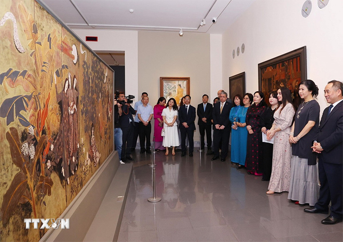Phu nhân Ngô Phương Ly và Phó Chủ tịch Quỹ Heydar Aliyev tham quan Bảo tàng Mỹ thuật Việt Nam -0