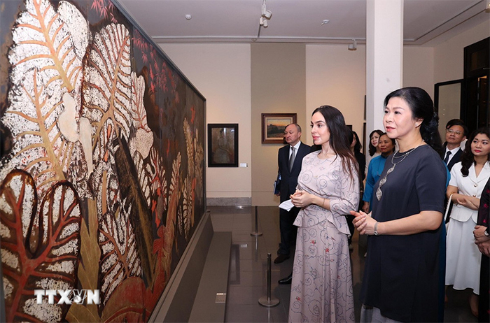 Phu nhân Ngô Phương Ly và Phó Chủ tịch Quỹ Heydar Aliyev tham quan Bảo tàng Mỹ thuật Việt Nam -1