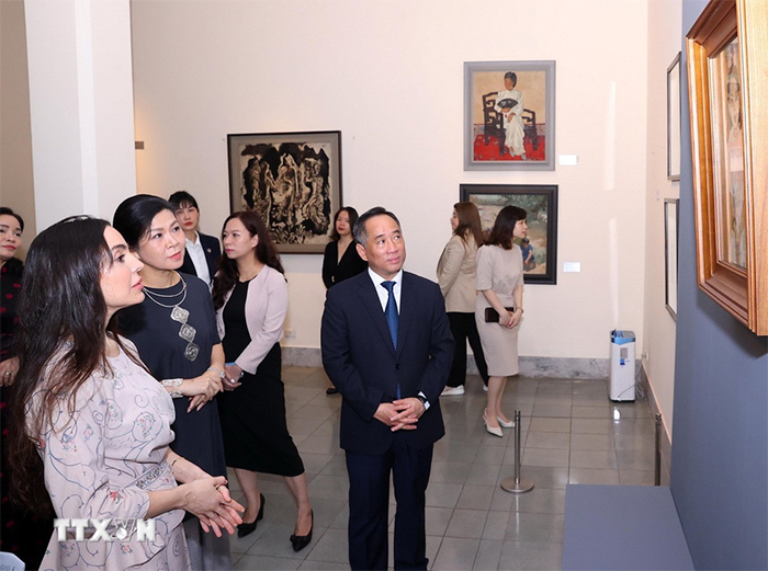 Phu nhân Ngô Phương Ly và Phó Chủ tịch Quỹ Heydar Aliyev tham quan Bảo tàng Mỹ thuật Việt Nam -2
