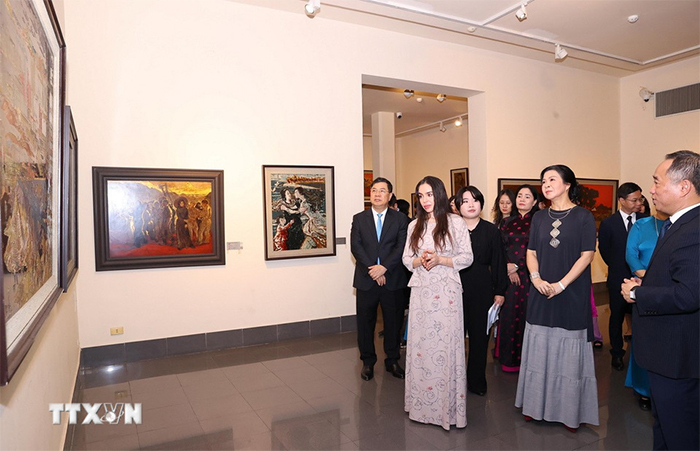 Phu nhân Ngô Phương Ly và Phó Chủ tịch Quỹ Heydar Aliyev tham quan Bảo tàng Mỹ thuật Việt Nam -3