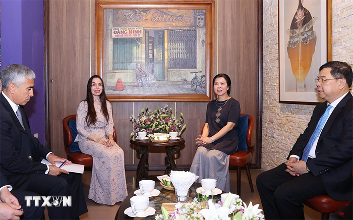 Phu nhân Ngô Phương Ly và Phó Chủ tịch Quỹ Heydar Aliyev tham quan Bảo tàng Mỹ thuật Việt Nam -0