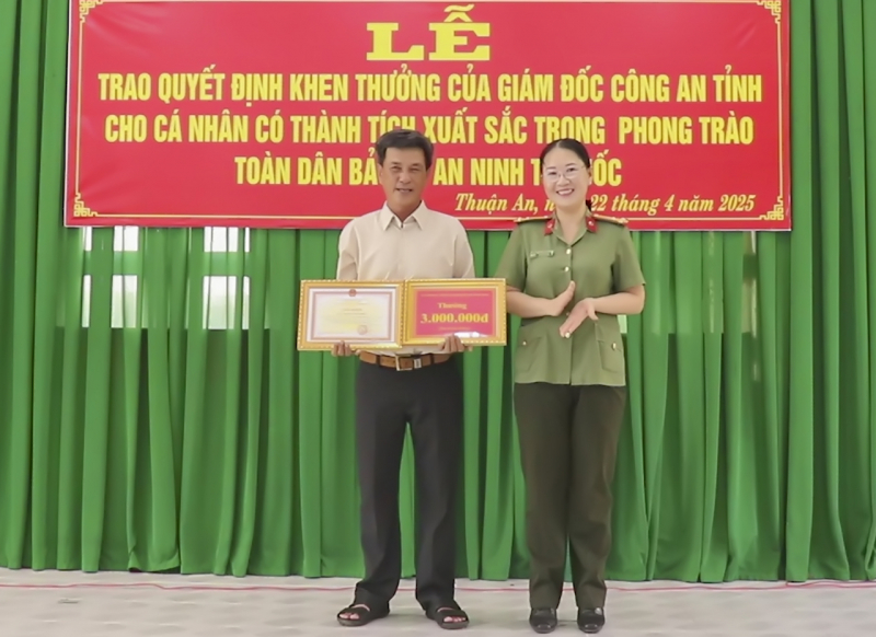 Khen thưởng xe ôm mưu trí chở đối tượng giết người vào thẳng trụ sở Công an -0