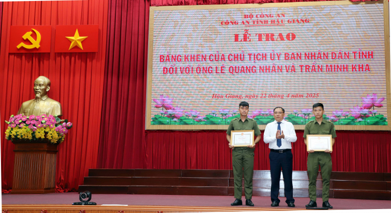 Truy tặng Huân chương Bảo vệ Tổ quốc hạng Ba đối với Thiếu tá Nguyễn Văn Kha -0