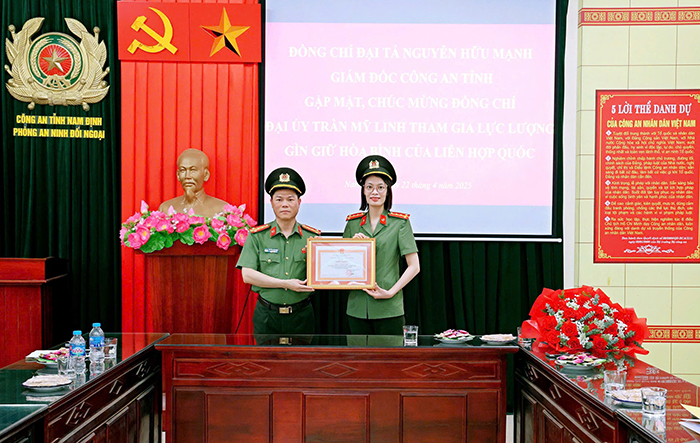 Giám đốc Công an tỉnh  khen thưởng, giao nhiệm vụ cho nữ Đại úy tham gia lực lượng GGHB LHQ -0