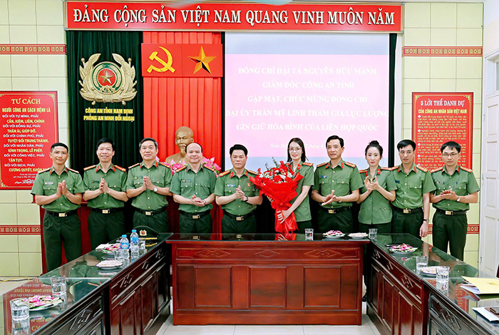 Giám đốc Công an tỉnh  khen thưởng, giao nhiệm vụ cho nữ Đại úy tham gia lực lượng GGHB LHQ -1