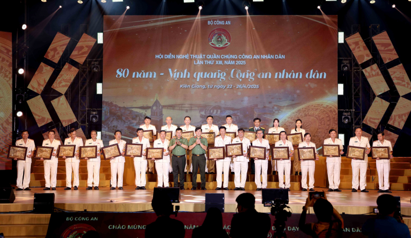 Khai mạc Hội diễn Nghệ thuật quần chúng Công an nhân dân lần thứ XIII năm 2025 khu vực IV, tại Kiên Giang -0