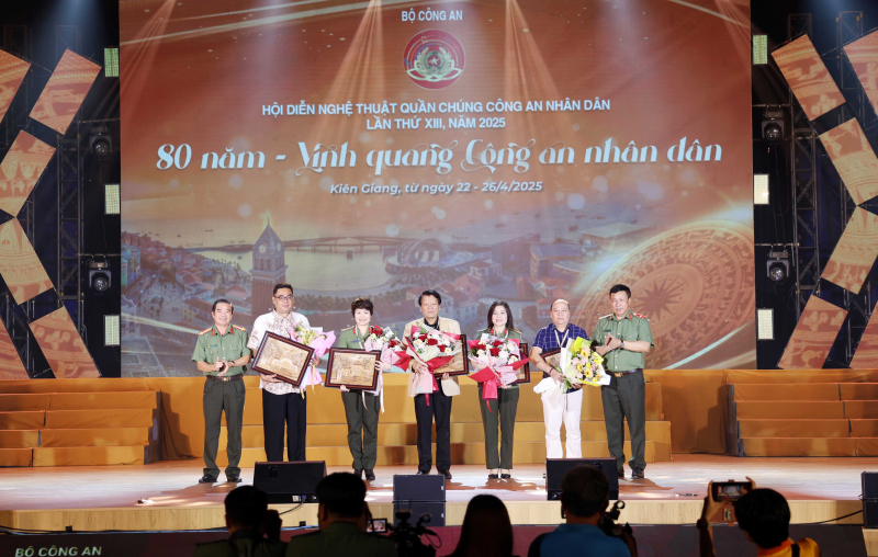 Khai mạc Hội diễn Nghệ thuật quần chúng Công an nhân dân lần thứ XIII năm 2025 khu vực IV, tại Kiên Giang -0