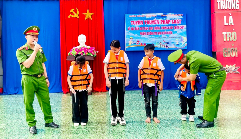 Giúp học sinh tự bảo vệ trước nguy cơ đuối nước -0