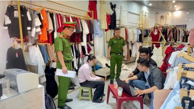 Nguỵ trang dưới hình thức mở shop kinh doanh quần áo để môi giới mại dâm qua zalo -0