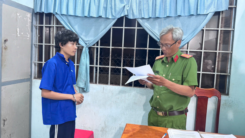 Khen thưởng xe ôm mưu trí chở đối tượng giết người vào thẳng trụ sở Công an -0