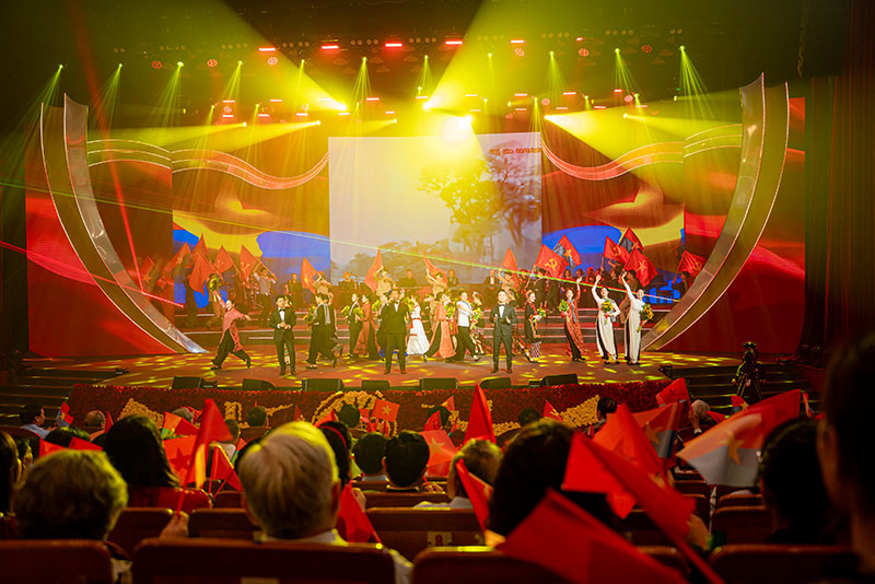 ចម្រៀងវីរជនអបអរសាទរខួបលើកទី 50 នៃជ័យជំនះដ៏អស្ចារ្យនៃនិទាឃរដូវឆ្នាំ 1975 នឹងប្រព្រឹត្តទៅនៅសាលមហោស្រព Ho Guom នៅល្ងាចថ្ងៃទី 28 ខែមេសា។