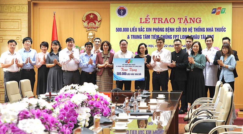 Bộ Y tế tiếp nhận 500.000 liều vaccine sởi do FPT Long Châu trao tặng -0