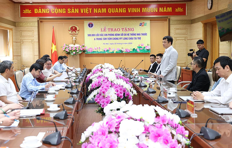 Bộ Y tế tiếp nhận 500.000 liều vaccine sởi do FPT Long Châu trao tặng -0