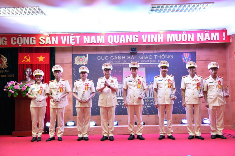 trao thưởng.jpeg -0